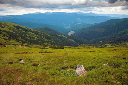 令人惊叹的山景在生动晴朗的日子里, 自然的户外旅游背景。在乌克兰的大山的戏剧和风景如画的场面