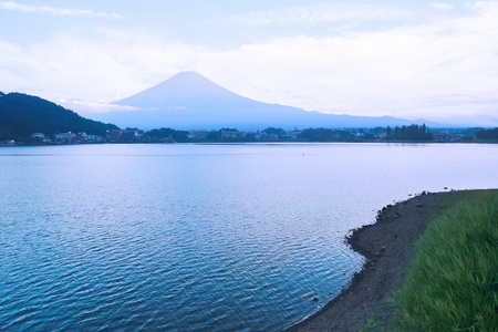 富士山与它脚上的一个湖的景观