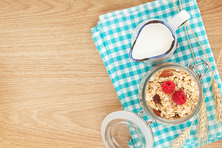 健康早餐麦片 浆果和牛奶
