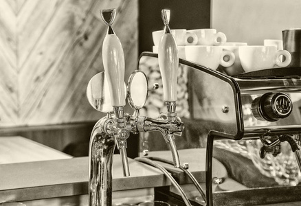 现代气息的酒吧生啤酒的镀铬的水龙头。啤酒机详细，啤酒机 特写 选择性焦点，复古风格，黑色和白色