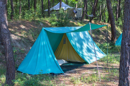 帐篷在森林里。在山上旅行。营地在野外。绿色旅游。在营地的生活。夏日假期野人在清新的空气中