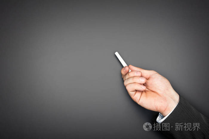 空黑板与商人手拿着粉笔