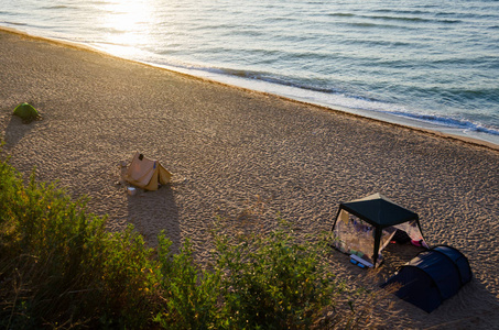 露营帐篷和设备在海边