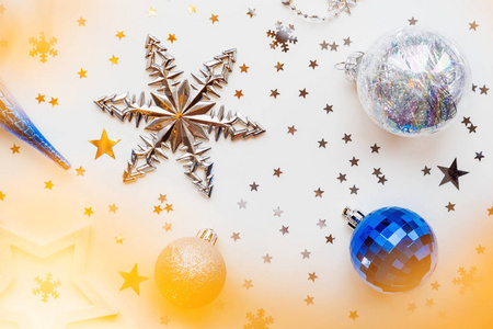 圣诞节和新年假期的背景装饰和灯泡。银色和蓝色闪亮的球, 白色的雪花和星五彩纸屑。平躺, 顶部视图