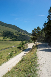 穿越西班牙阿兰山谷山通往蒙加里的道路
