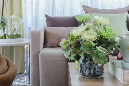 植物在客厅里的木桌上的玻璃花瓶