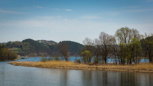 波兰 Wytrzyszczka Tropsztyn 城堡附近的 Czchowskie 湖