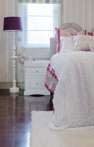 豪华的粉红色计划卧室白色表和灯