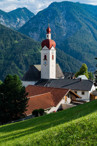 2018年6月30日 Assling 蒂罗尔地区奥地利 小村庄的看法与蒂罗尔阿尔卑斯在背景
