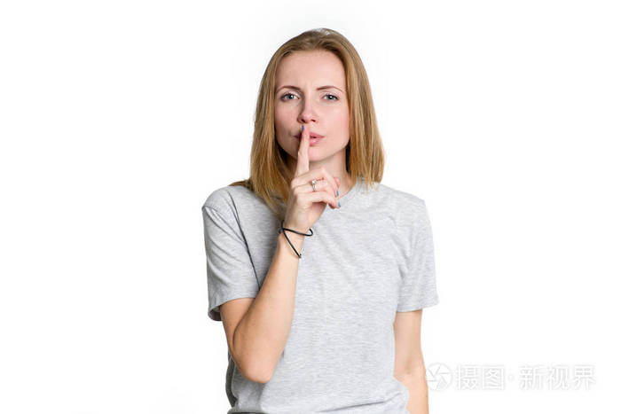 女人显示手势嘘与食指在嘴唇.女孩问或保持秘密安全