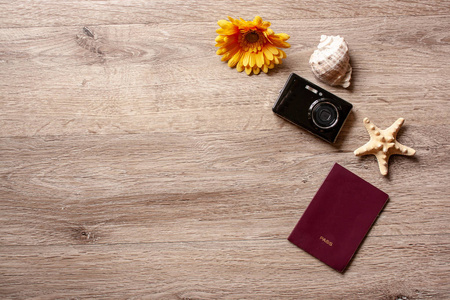 Flatlay 假日旅游主题与褐色背景与照相机护照贝壳海星和花