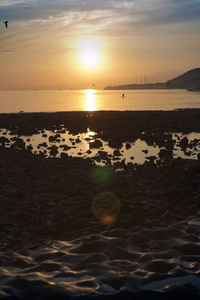 上一次日落的石质海岸。印度尼西亚。巴厘岛