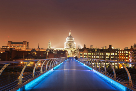 圣 Paul 大教堂和千禧桥，伦敦，英国
