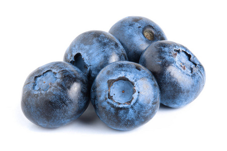 孤立在白色背景上的新鲜成熟蓝莓