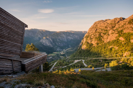 风景旅行途中到 kjerag 的石头在山 kjeragbolten 挪威自然, 山, 完全自由的感觉在日落
