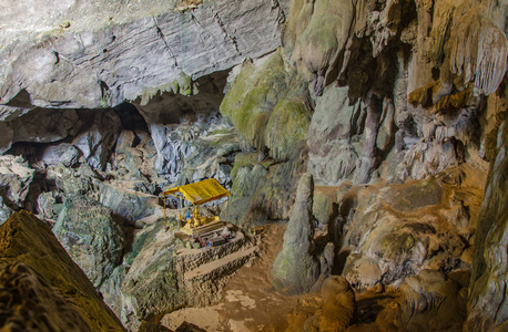 亭佛在这个深深的洞穴，在老挝，石笋和 s