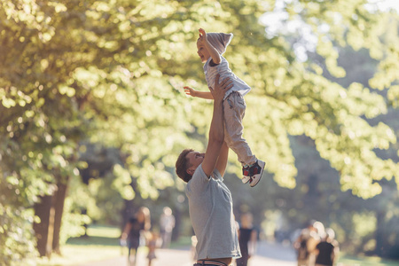 快乐的父亲和一个小男孩在公园里
