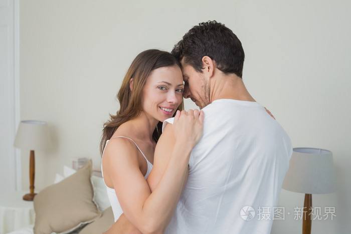 恩爱的夫妻,在家里拥抱