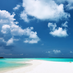 美丽的海滩与沙嘴在马尔代夫