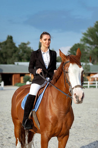 骑手优雅的女人骑马她的马外图片