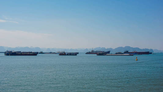 船在哈龙海湾。越南
