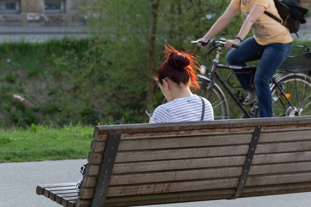 在德国南部的春天快乐假期, 年轻人在城市公园放松