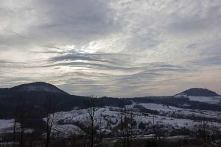 冬季景观与风云来自东欧俄罗斯在德国南部与雪和森林树木在2月的沃尔德施泰顿村