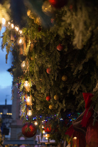 12月冬夜德国圣诞市场上的圣诞装饰