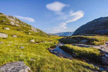 风景旅行途中到 kjerag 的石头在山 kjeragbolten 挪威自然, 山, 完全自由的感觉在日落