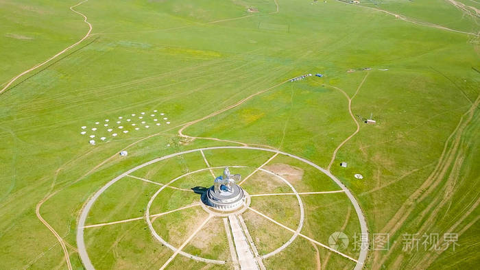 阳光明媚的天气下的成吉思汗马术雕像。