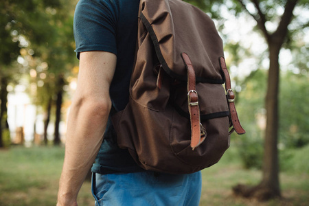背包上的男人, 后视图的男性旅游徒步旅行在公园