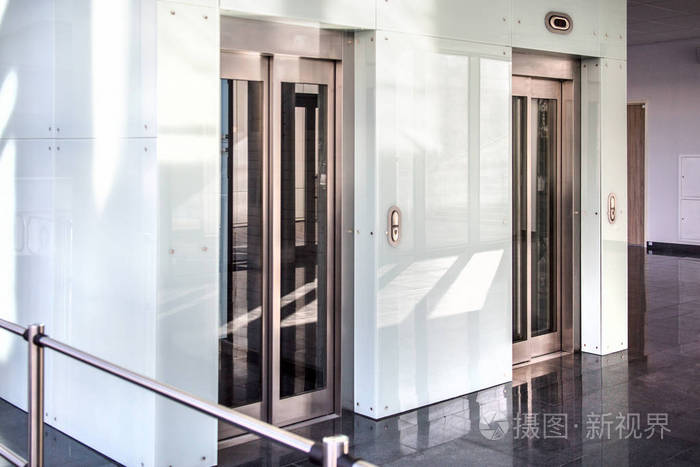 现代电梯玻璃门在现代建筑中