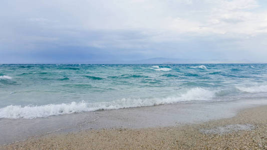 大浪在海滩上坠落美丽的海景