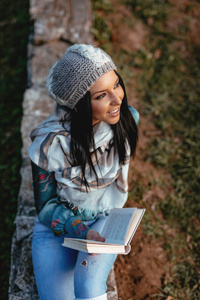年轻女子读本书在秋天公园
