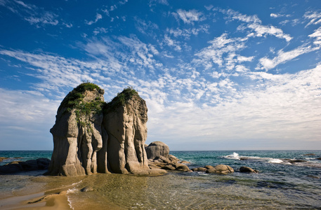 阳光明媚的景观海岸