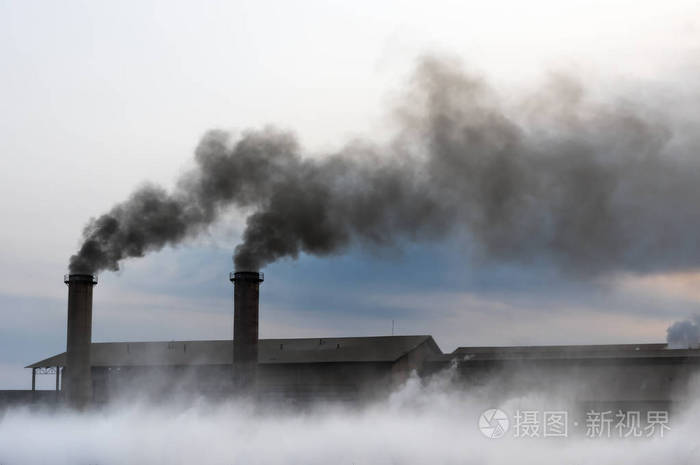 从烟囱和工业废料中抽黑烟的空气污染