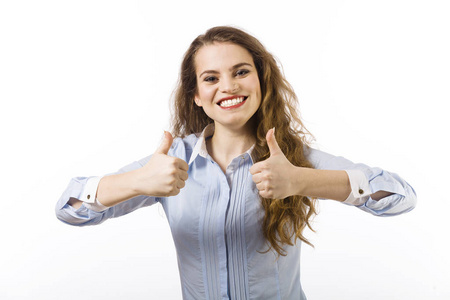 一个美丽的微笑的年轻女子的画像穿着一件满意的姿态在白色背景上的蓝色衬衫