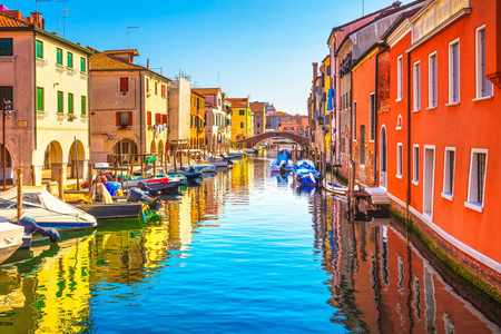 基奥贾镇在威尼斯泻湖 水运河和教堂。威尼托，意大利，欧洲