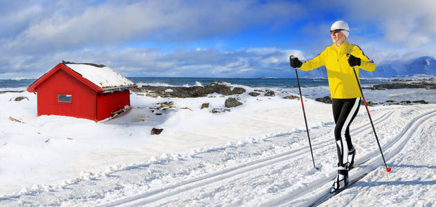 挪威寒冷的风景中的一名女子越野滑雪