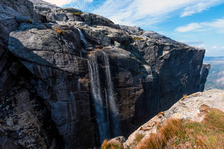 风景旅行途中到 kjerag 的石头在山 kjeragbolten 挪威自然, 山, 完全自由的感觉在日落