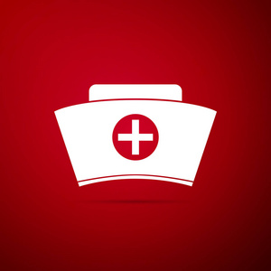 带十字图标的护帽在红色背景下被隔离。医疗护士帽标志。平面设计。矢量插图