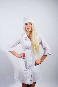 有吸引力的金发女医生或护士在实验室外套隔绝白色背景