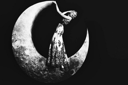 在月球上的衣服的女人