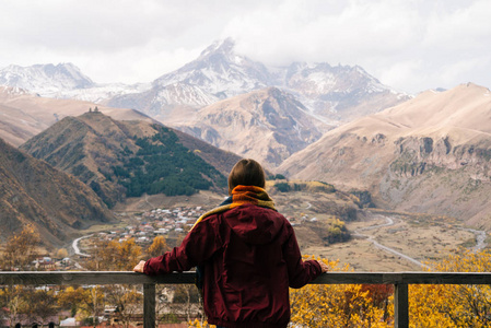 穿着夹克的年轻女孩喜欢山的自然和清新的空气, 喜欢旅行。