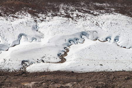 小溪蜿蜒流过 Gorner 冰川