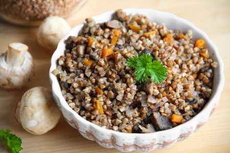荞麦与蘑菇和胡萝卜   传统的俄国食物
