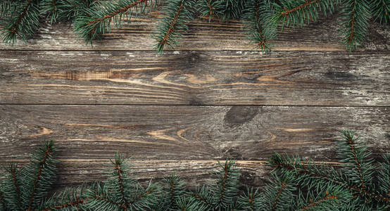 老木背景与杉木分支。问候语消息的空间。圣诞贺卡顶部视图