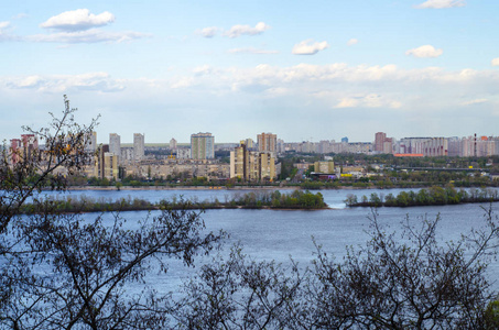 看到河对岸的景色。基辅夏季城市的景观