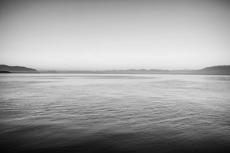 风景如画的晨湾。黑白照片