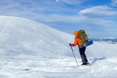 在山里徒步旅行带着背包和帐篷雪的冬天